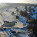 Luftaufnahme des Golfplatzes bei Schneebedeckten Fairways