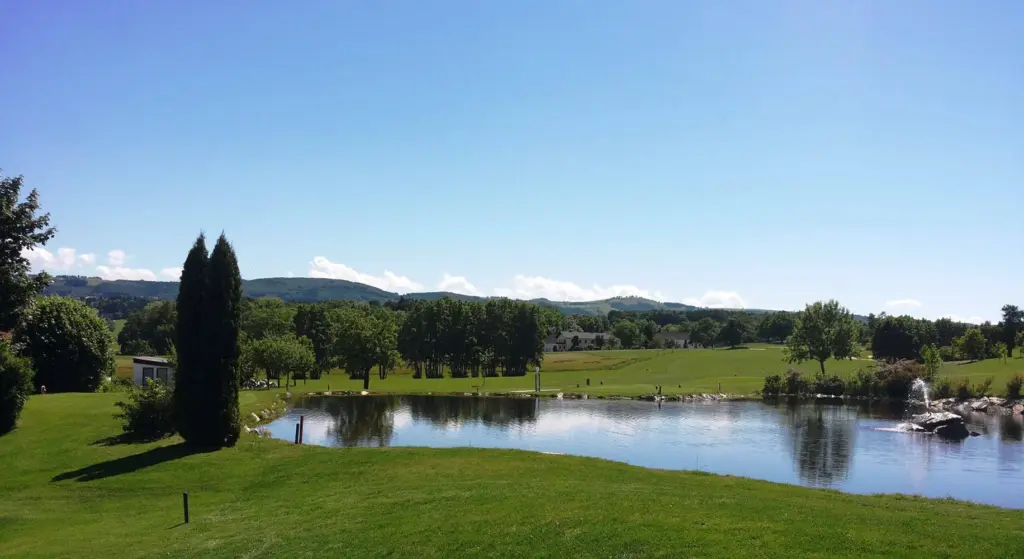 Sicht von Abschlag 1 auf das Fairway über Teich