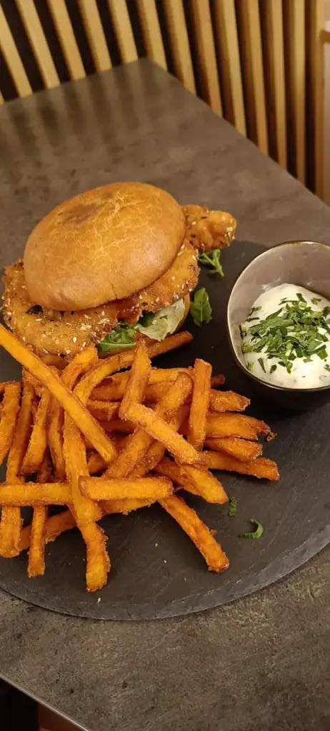 Burger mit Süßkartoffelpommes und Sahne-Dip