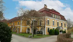 Clubhaus mit Wegweiser zu den Löchern davor