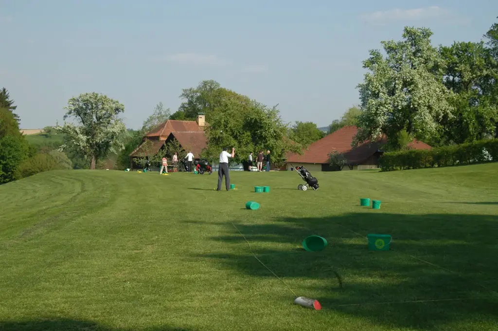 Zielstrebige Golfer trainieren auf der Driving Range