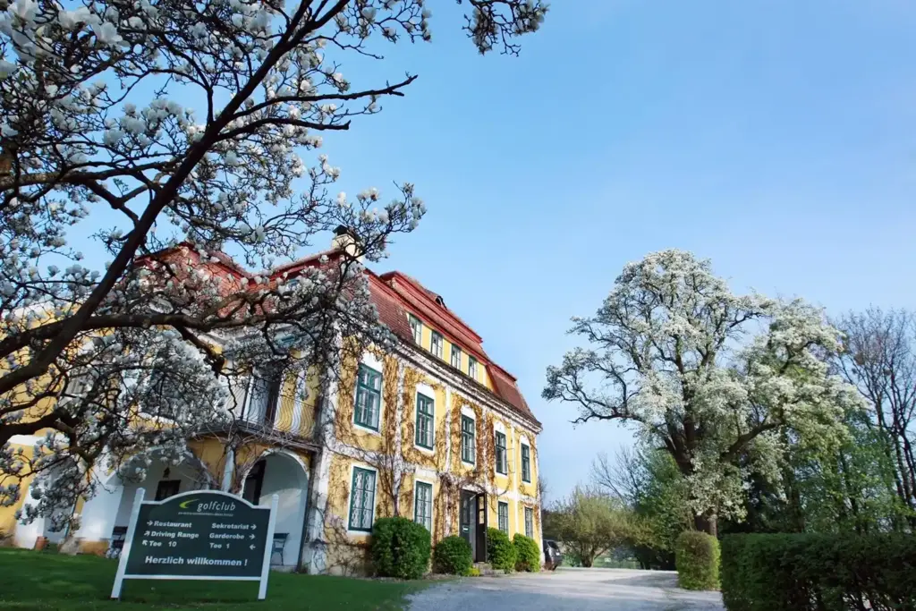 Gutshof als Clubhaus bewachsen mit Efeu