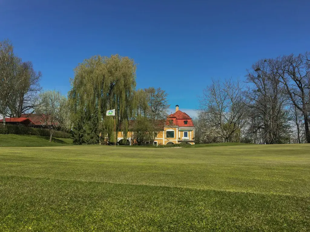 Grün von Loch 9 mit Clubhaus im Hintergrund