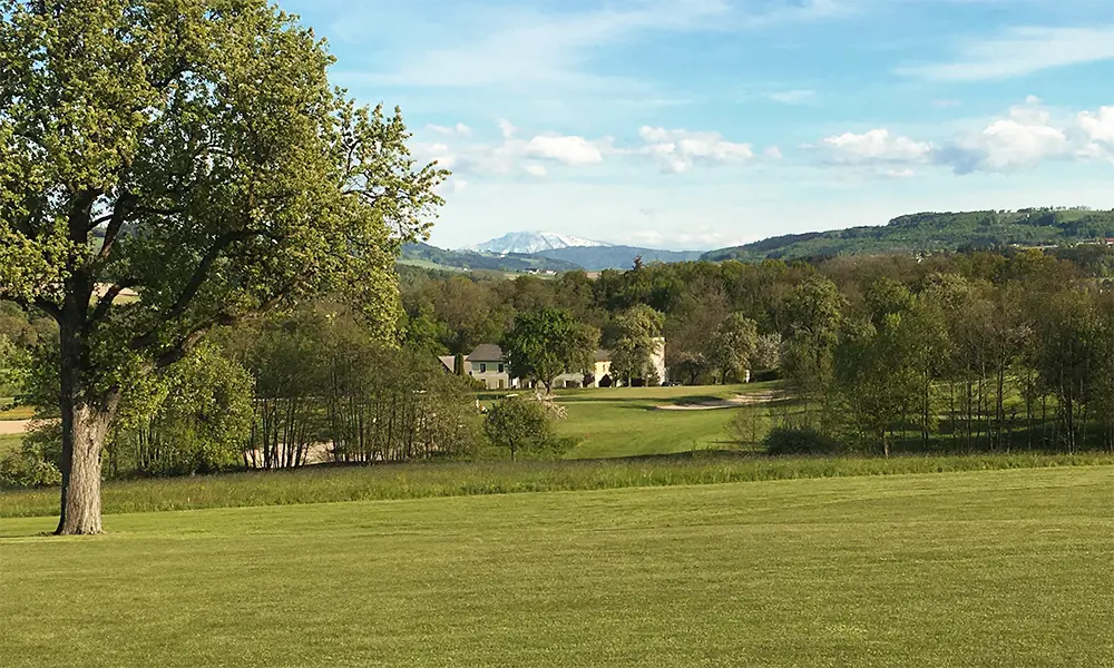 Blick auf Ötscher und das Grün von Loch 1